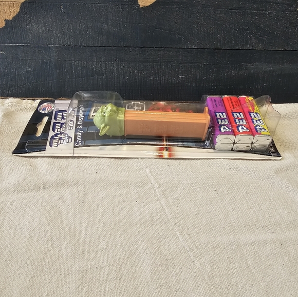 PEZ 2012 Star Wars Yoda character dispenser and candy - Picture 5 of 11